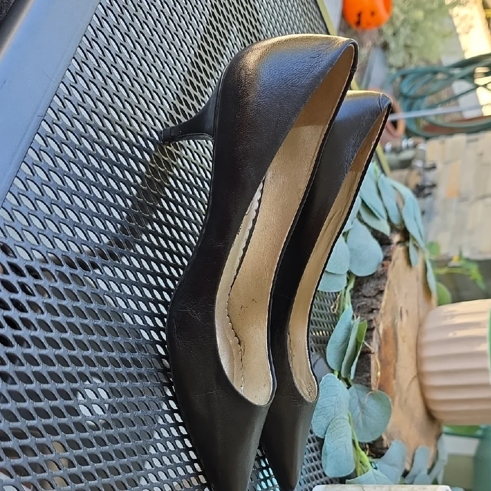 Jessica Simpson Classic Black Heels - Picture 3 of 7